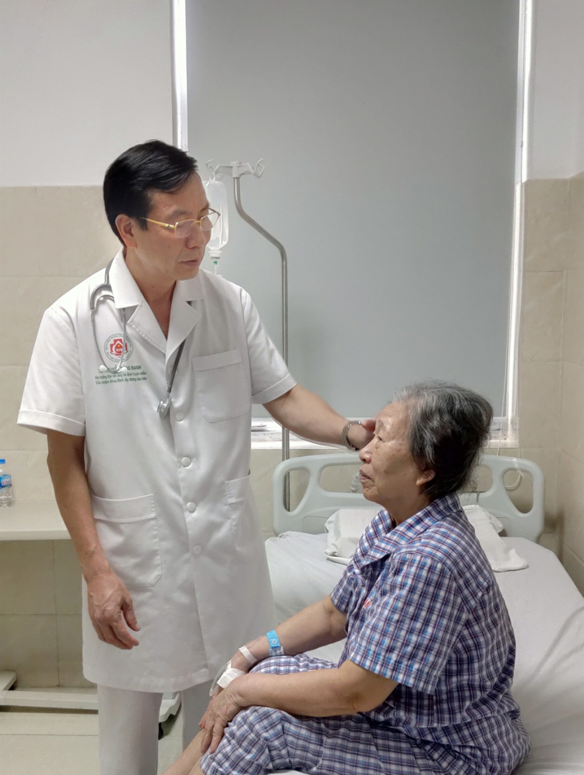 TS.BS Nguyễn Đăng Mạnh thăm khám và tư vấn cho người bênh.
