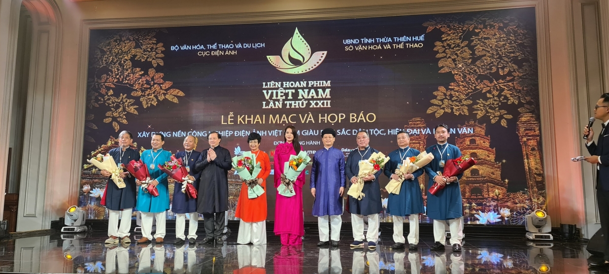 Ban tổ chức tặng hoa Ban Giám khảo Liên hoan phim lần thứ XXII