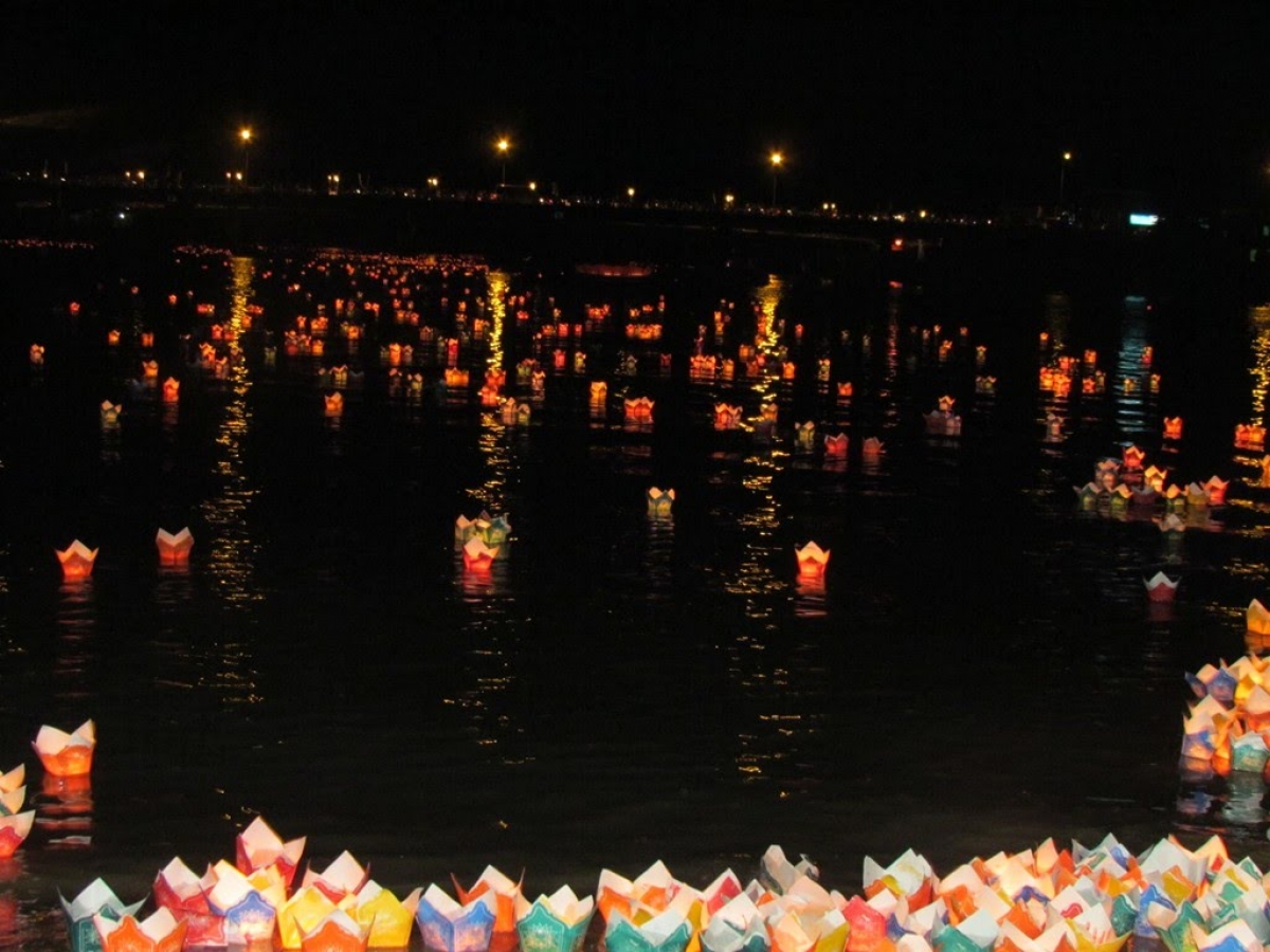 Thả hoa đăng trên sông Hoài