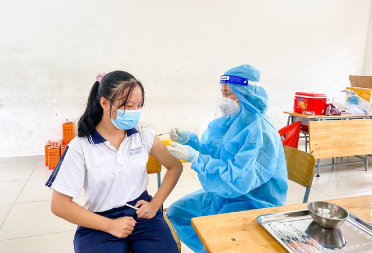 32 tỉnh thành, phố đã cơ bản bao phủ đủ liều vaccine cơ bản phòng Covid-19 cho trẻ từ 12-17 tuổi