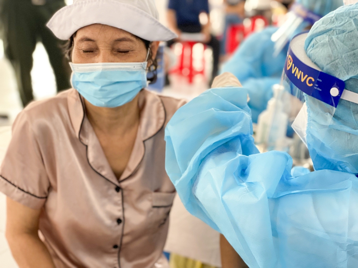 Người dân Bình Dương được tiêm vaccine phòng Covid-19