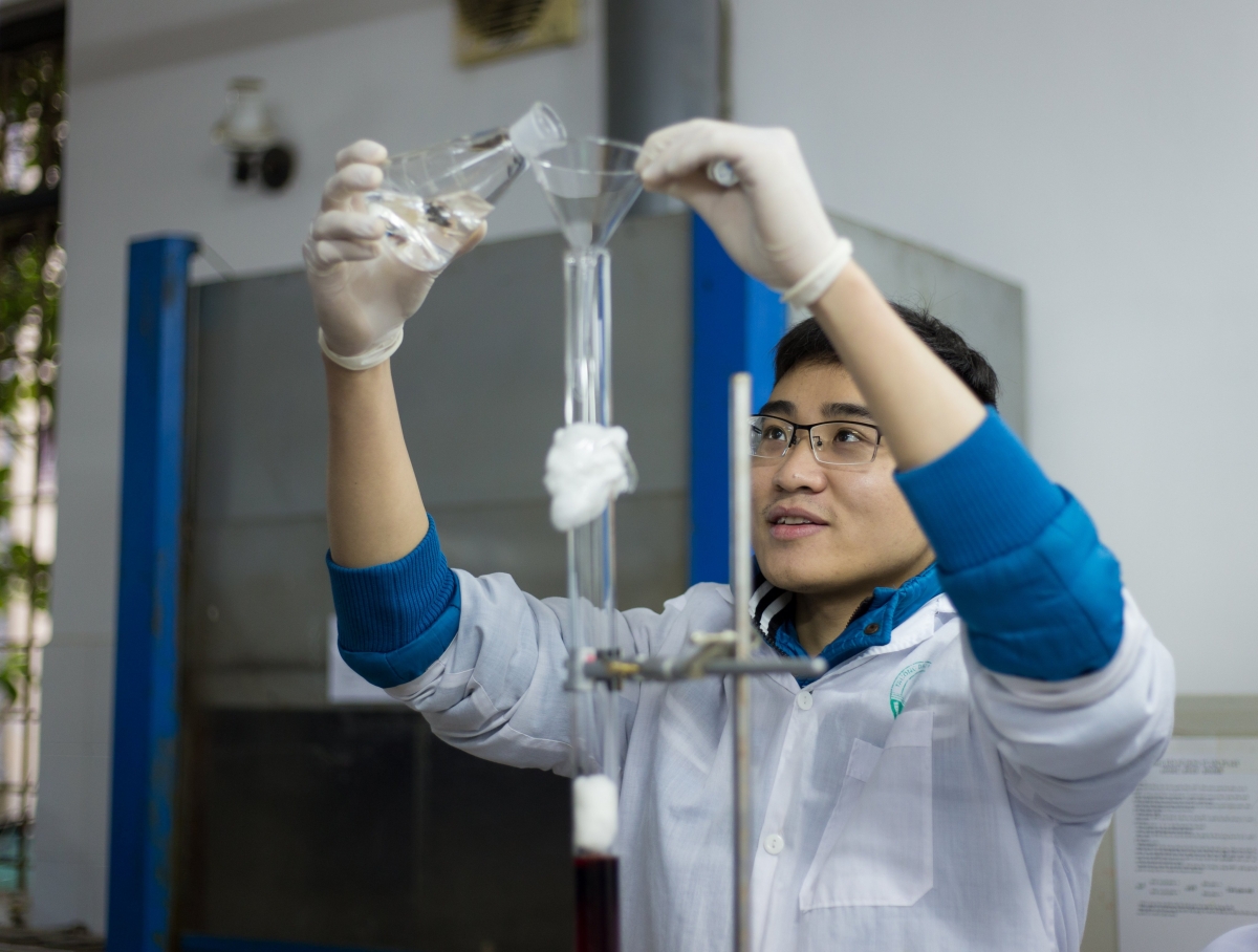 Tiến Anh giành rất nhiều thời gian làm việc ở phòng thí nghiệm