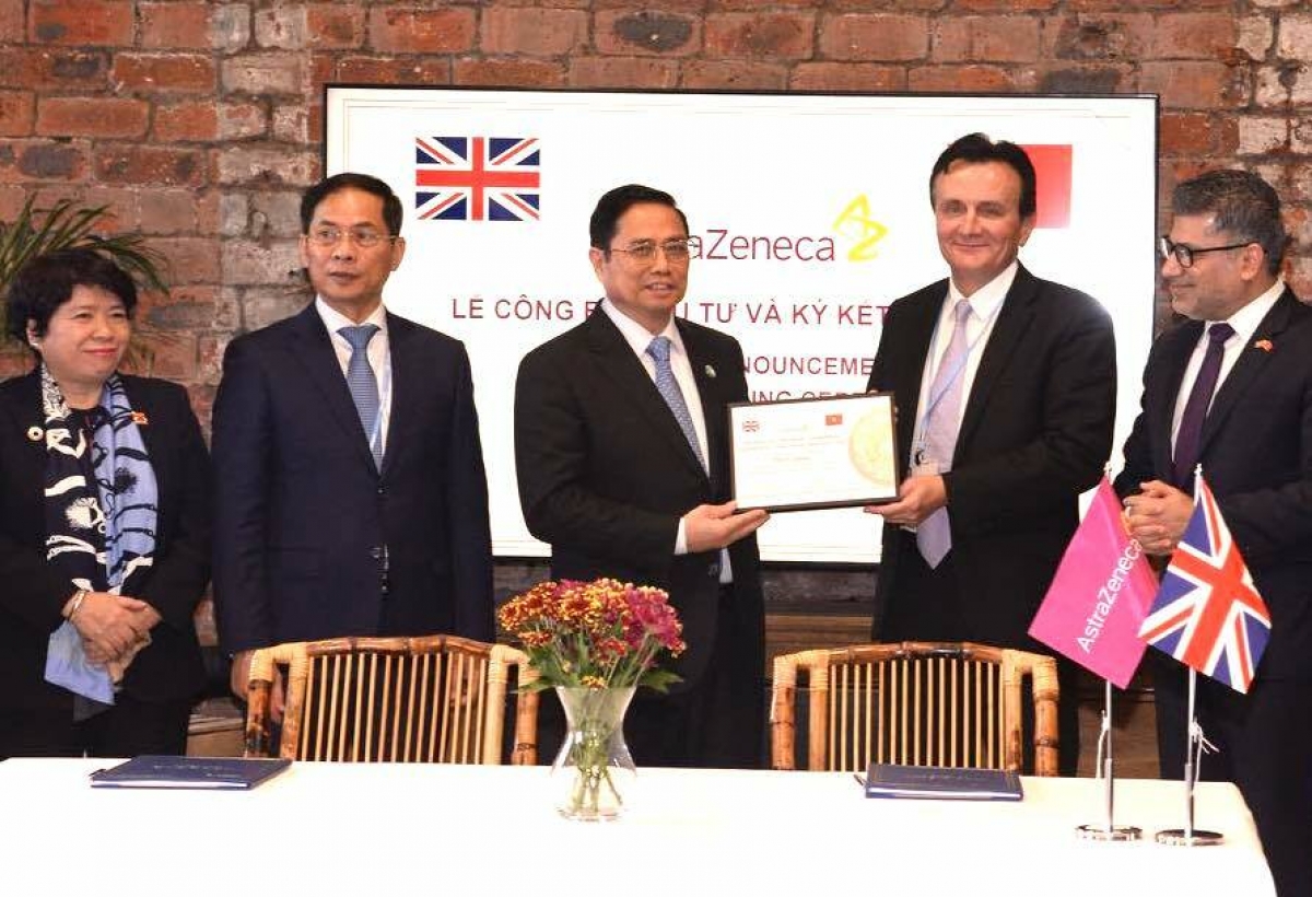 Thủ tướng Phạm Minh Chính và Giám đốc điều hành tập đoàn AstraZeneca, ông Pascal Soriot
