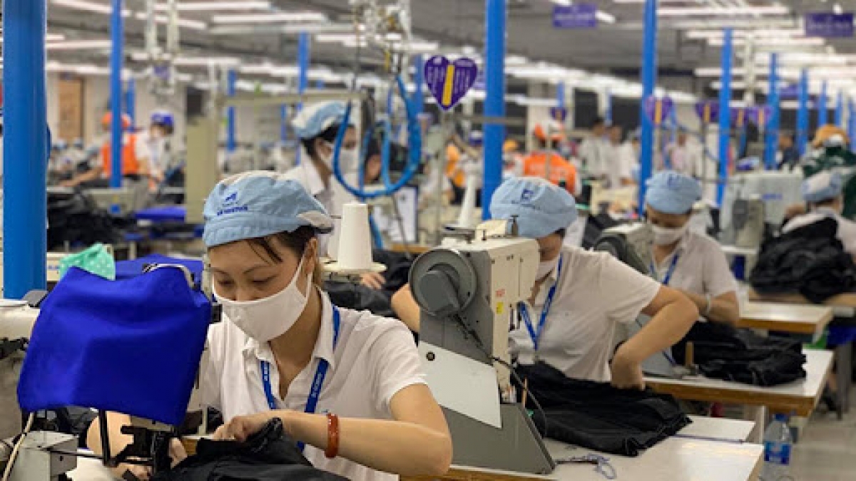 Cơ sở sản xuất có lớn hơn hoặc bằng 80% người lao động tiêm chủng đầy đủ, F1 tự theo dõi sức khoẻ và tiếp tục làm việc.