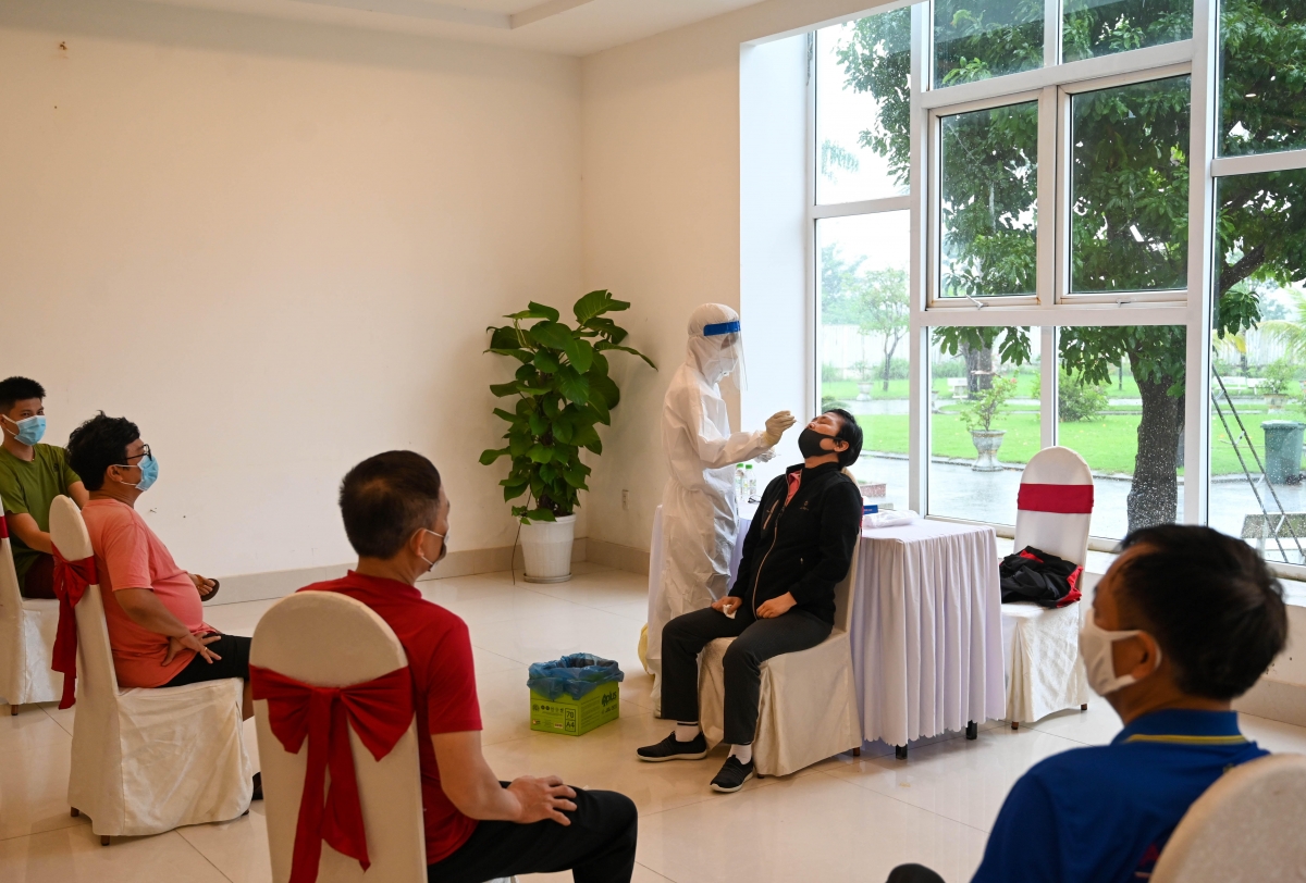 Thành viên các đoàn được test COVID-19 ngay tại khách sạn (ảnh: Duy Linh)
