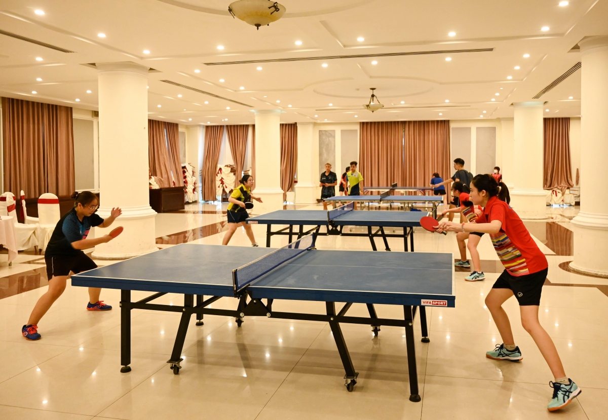 Các tay vợt tập luyện chuẩn bị cho ngày tranh tài (ảnh: Duy Linh)