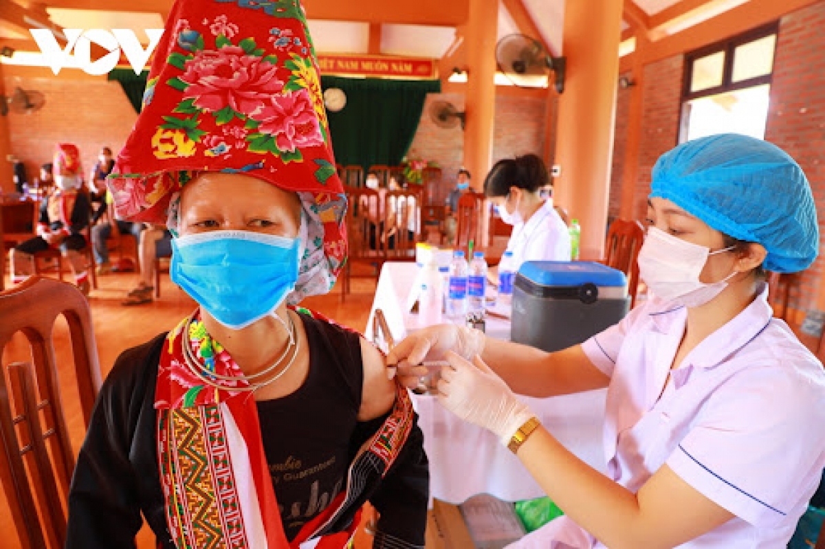 Bà con các tỉnh Đông Bắc được tiêm vaccine Covid-19