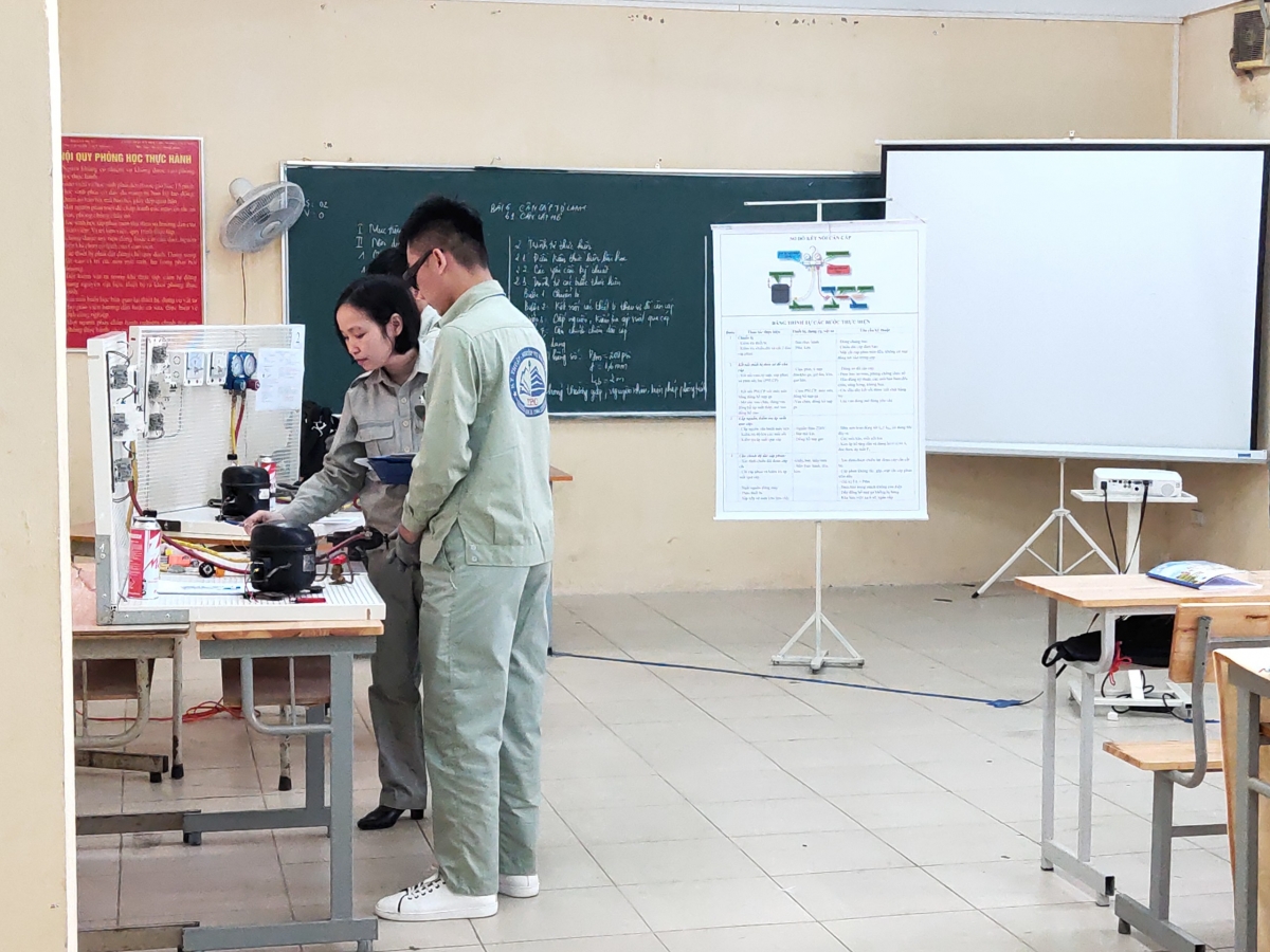 Cô Nguyễn Thị Hoa tại buổi dạy thực hành cho học sinh