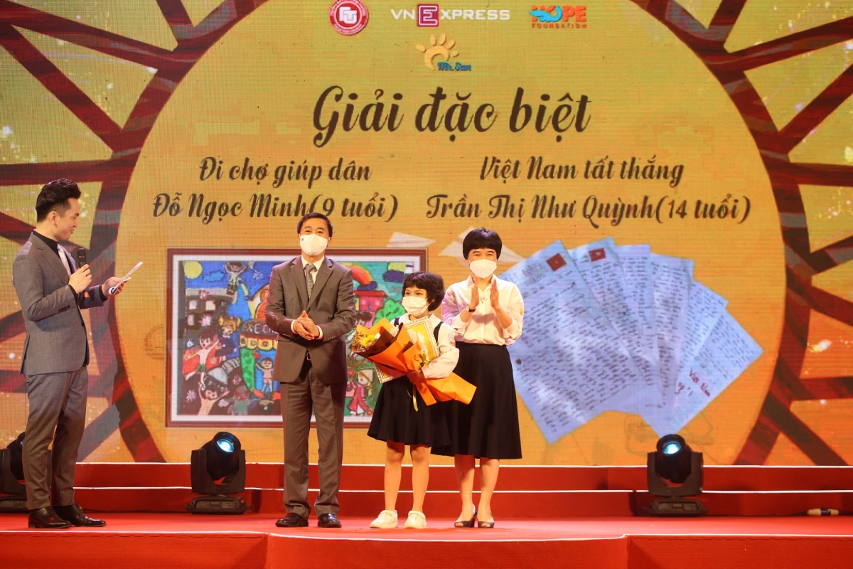 Ban tổ chức trao Giải Đặc biệt cho em Đỗ Ngọc Minh