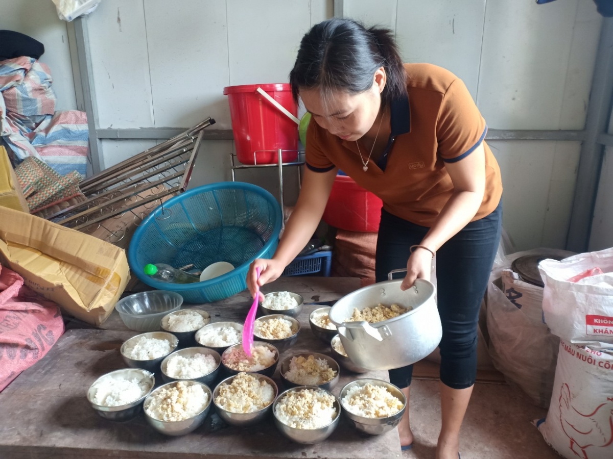 Để lo cơm trưa cho trẻ, nhà trường cung cấp thực phẩm còn phụ huynh sẽ góp gạo