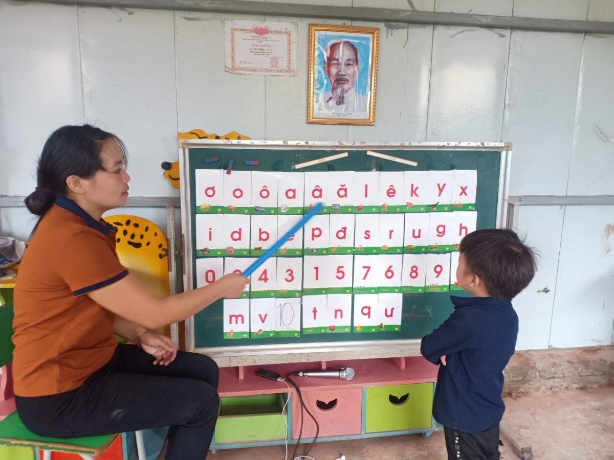 Để trẻ 5 tuổi thuộc chữ cái, chữ số trước khi vào lớp 1 là điều không hề dễ dàng với giáo viên Mầm non