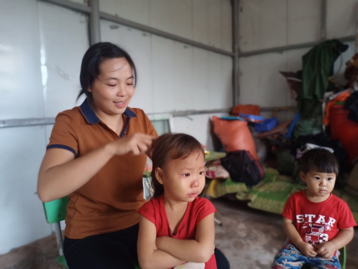 Việc đầu tiên cô Cộng làm trước khi bắt đầu buổi học là chải đầu, buộc tóc cho trẻ