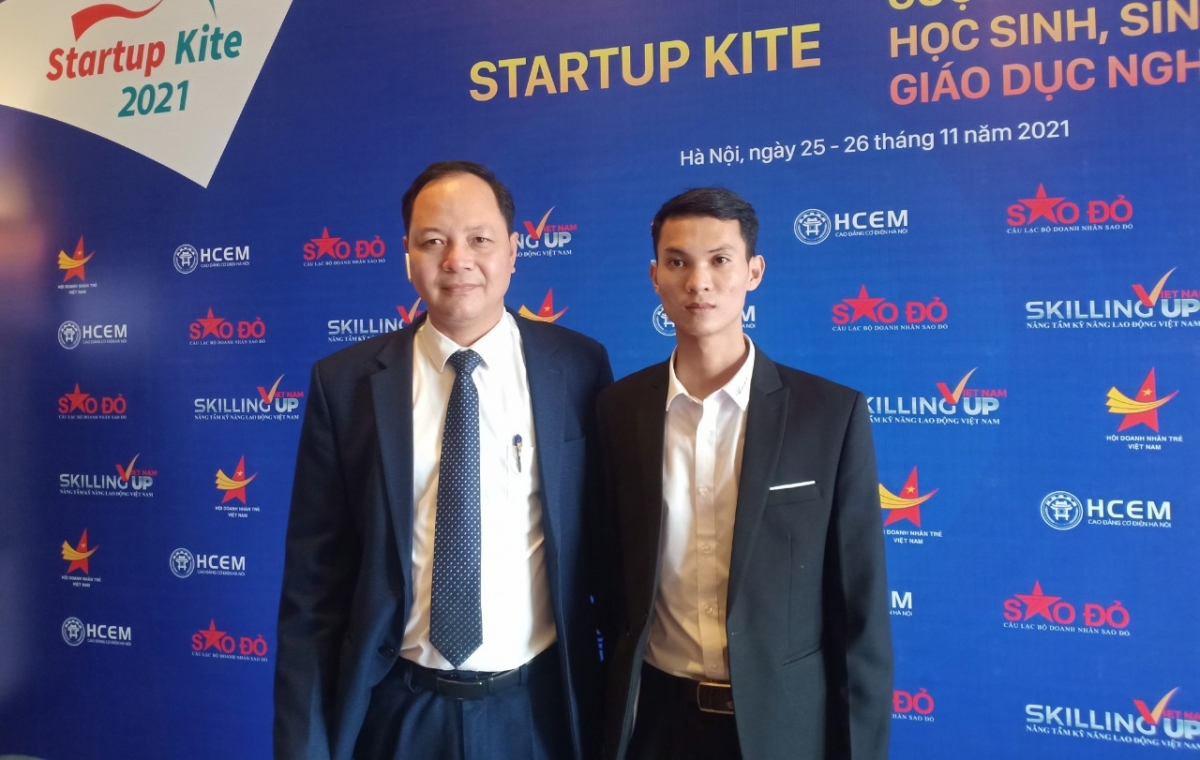 Ông Cao Anh Tuấn (Phó Hiệu trưởng trường Cao đẳng Việt-Đức Nghệ An) và em Nguyễn Hồng Phúc tại Lễ trao giải Startup Kite 2021.