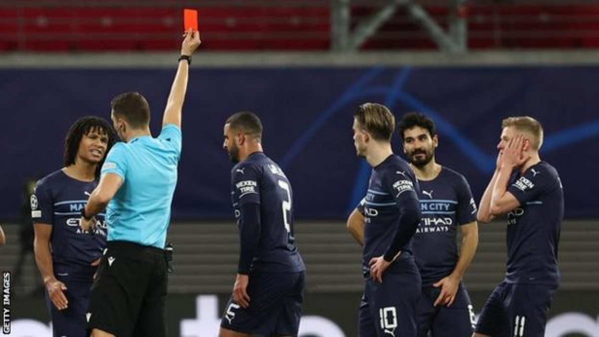 Hậu vệ Kyle Walker phạm lỗi không đáng có và bị truất quyền thi đấu (Ảnh: Getty Images)