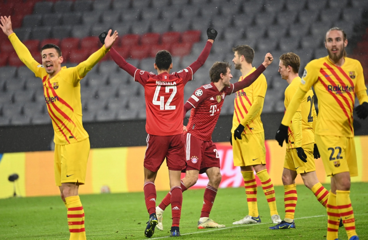 Thomas Mueller đánh đầu và bóng đã qua vạch vôi khung thành thủ môn Stegen (Ảnh: Internet)