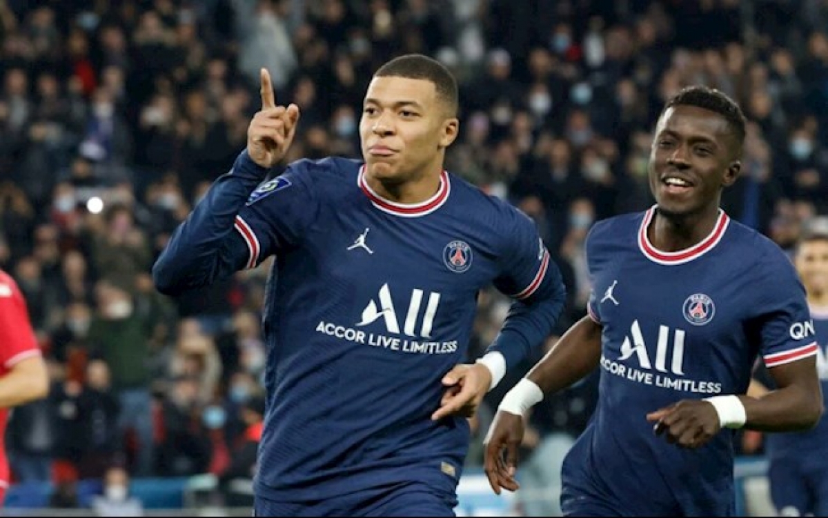 Kylian Mbappe làm mờ nhạt người đàn anh Messi ở PSG (Ảnh: Internet)