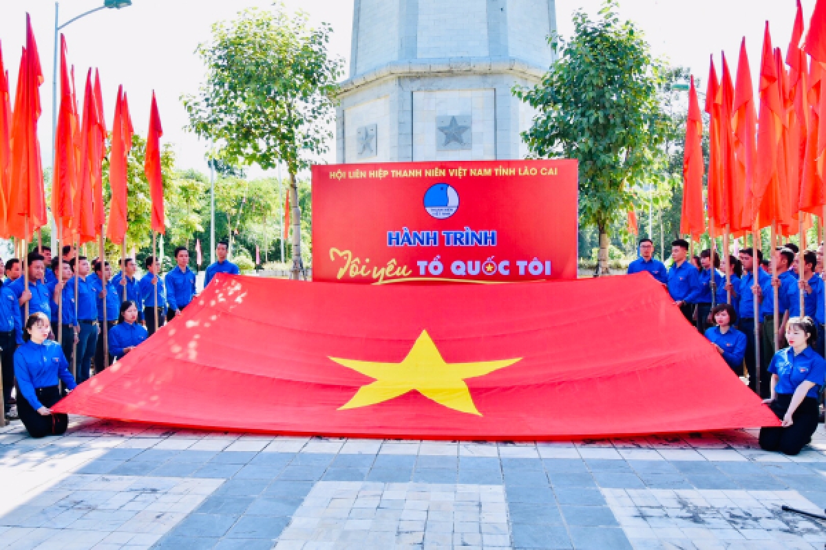 Lễ chào cờ dưới chân cột cờ Lũng Pô