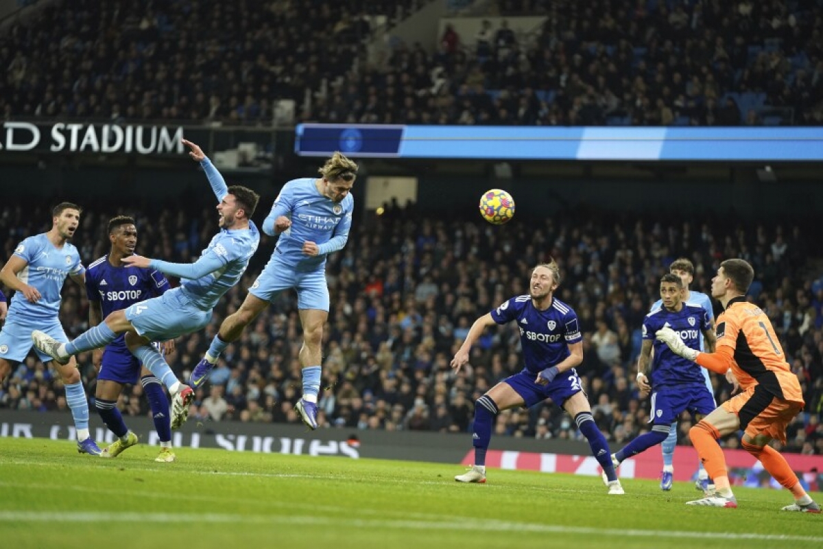 Leeds United chỉ biết chịu trận trước sức tấn công dữ dội của Man City (Ảnh: Internet)