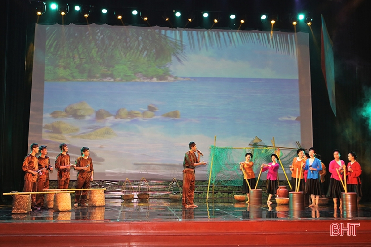 Tiết mục dân ca ví, giặm "Mắm muối nên duyên" của tập thể diễn viên Trung tâm Văn hóa - Điện ảnh tỉnh Hà Tĩnh