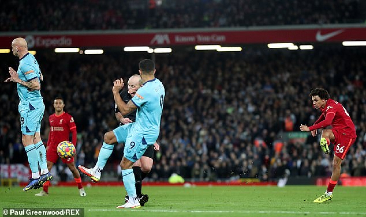 Trent Arnold thực hiện siêu phẩm sút xa, ấn định chiến thắng 3-1 cho Liverpool (Ảnh: Internet)