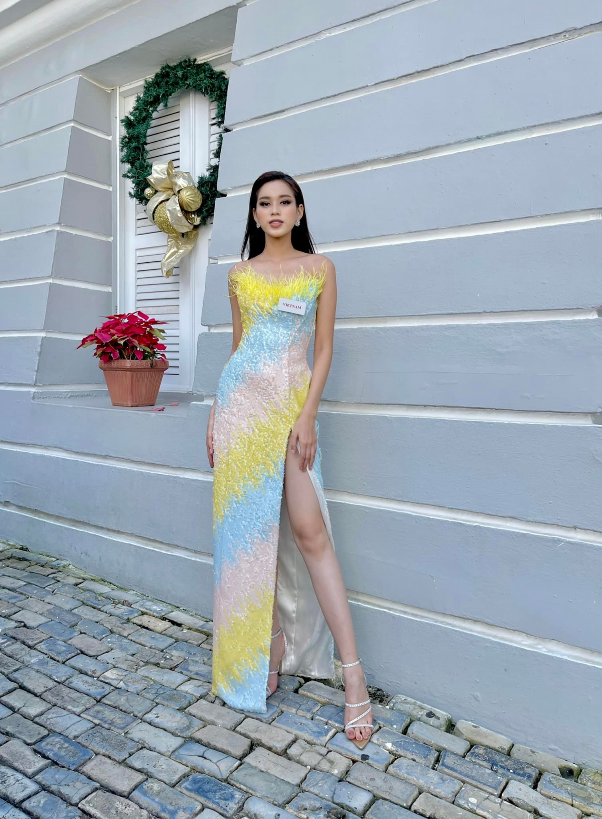 Thiết kế gợi cảm với gam màu pastel dịu dàng, đường xẻ cao bất tận phô diễn đôi chân 1m11 đẹp không tì vết, cộng thêm vẻ vạng rỡ, nụ cười luôn thường trực của Đỗ Thị Hà khiến nàng hậu chiếm được nhiều thiện cảm của những ai có dịp tiếp xúc.