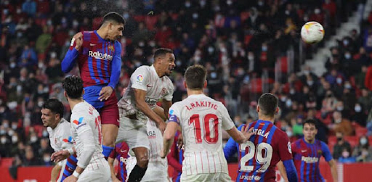 Ronald Araujo bật cao đánh đầu, gỡ hòa cho Barca (Ảnh: Internet)
