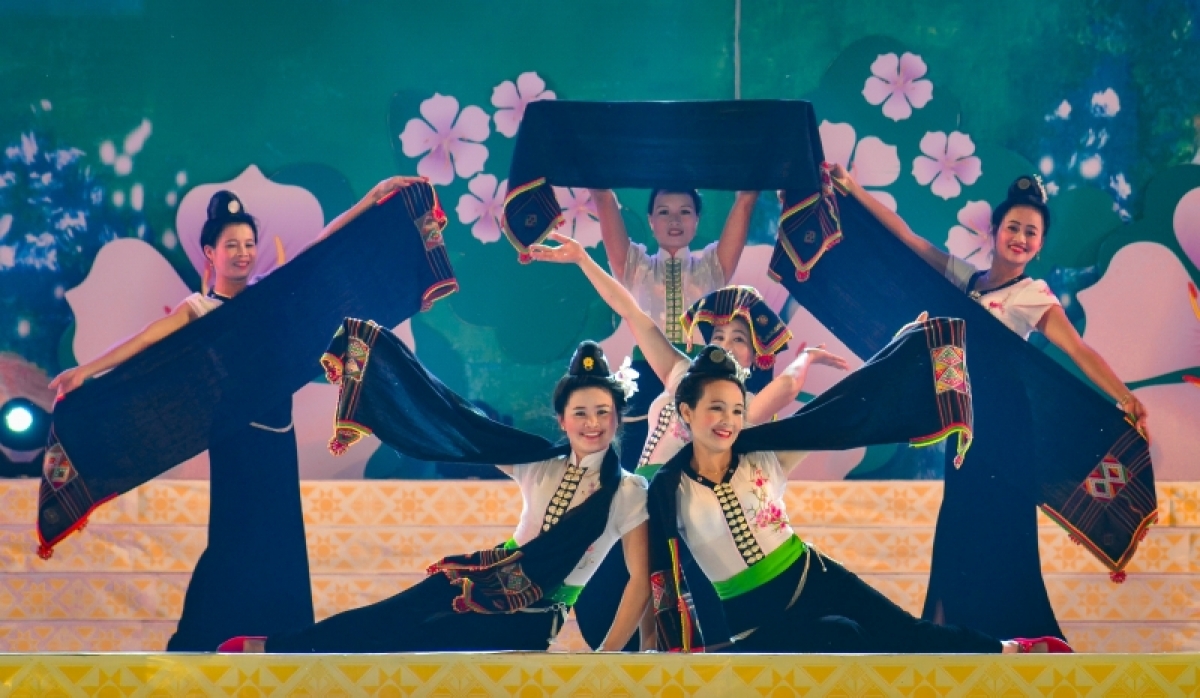 Điệu xoè “Nhôm khăn” (Tung Khăn) xòe 3 bước nhảy hú là điệu xòe được ra đời cùng với sự phát triển của nghề trồng bông dệt vải, biểu hiện niềm vui của con người trước những thành qủa lao động của mình. Đồng thời, thể hiện sự khéo léo của đôi bàn tay các thiếu nữ dân tộc Thái thông qua những nét hoa văn tinh tế được thêu trên những chiếc khăn của mình.