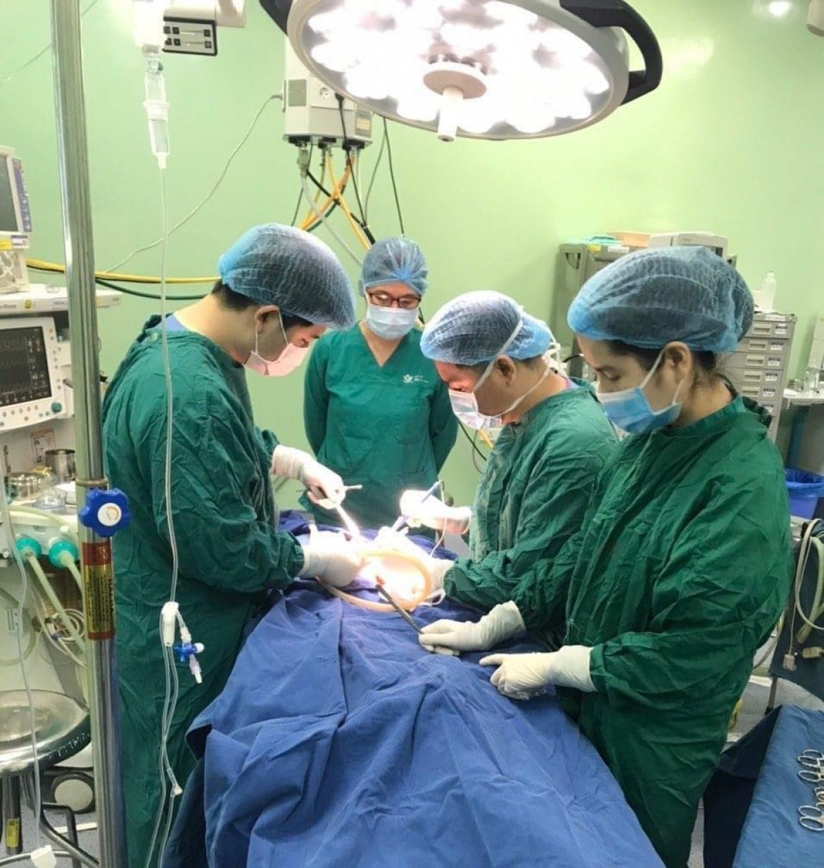 Các bác sĩ phẫu thuật loại bỏ khối u bạch huyết trên cơ thể bé T.L