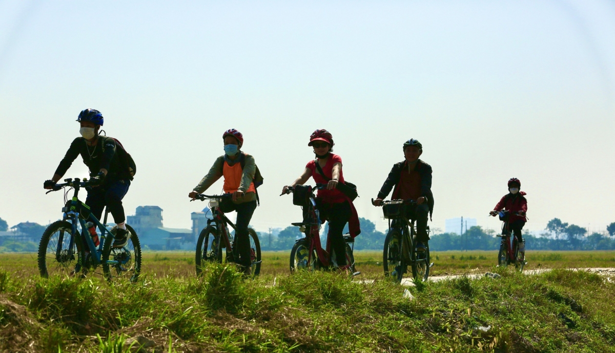 Du khách trải nghiệm tour xe đạp