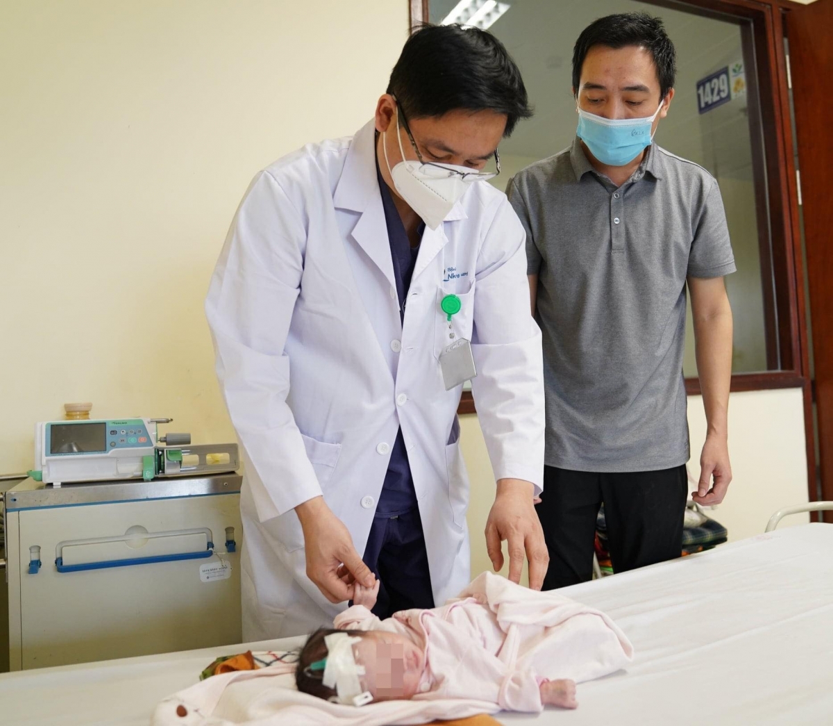 Bác sĩ chăm sóc bé T.L sau phẫu thuật