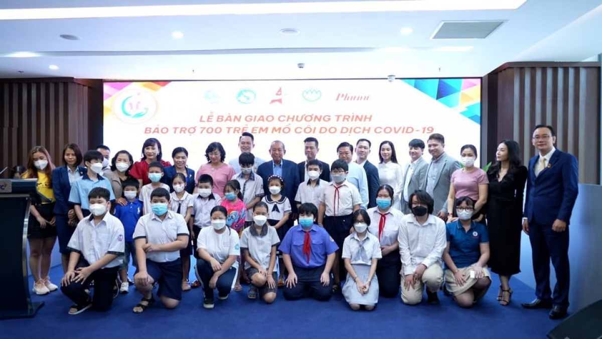 Nguyên Phó Thủ tướng thường trực Trương Hòa Bình, các hội viên Hội Doanh nhân trẻ Việt Nam và các cháu tại buổi lễ nhận bảo trợ các cháu mồ côi do COVID-19 tại TPHCM