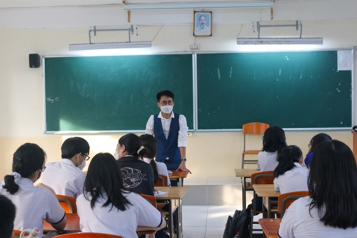 Buổi học trực tiếp đầu tiên sau 7 tháng học online của HS Trường THPT Nguyễn Du, Quận 10, TPHCM