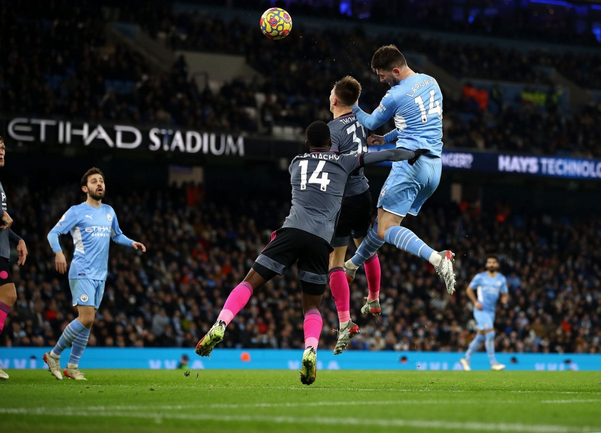 Aymeric Laporte và Raheem Sterling bóp nghẹt ý chí lội ngược dòng của Leicester (Ảnh: Internet)