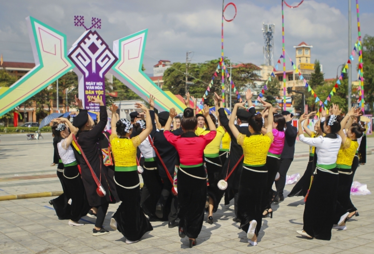 Điệu “Khắm khen” (cầm tay nhau) là điệu xòe cơ bản trong nghệ thuật dân vũ của dân tộc Thái, điệu xòe này được hình thành trong quá trình lao động từ thuở sơ khai. Khi săn được con thú, mỗi khi có niềm vui trong gia đình, cộng đồng mọi người nắm tay nhau nhảy quanh đống lửa. Đây cũng là những động tác cơ bản đầu tiên làm tiền đề để phát triển thành những điệu xòe tiếp theo và phát triển thành những tác phẩm múa dân gian đặc sắc.