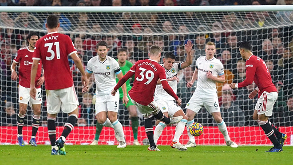 Scott McTominay xuyên thủng hàng phòng ngự của Burnley (Ảnh: Internet)
