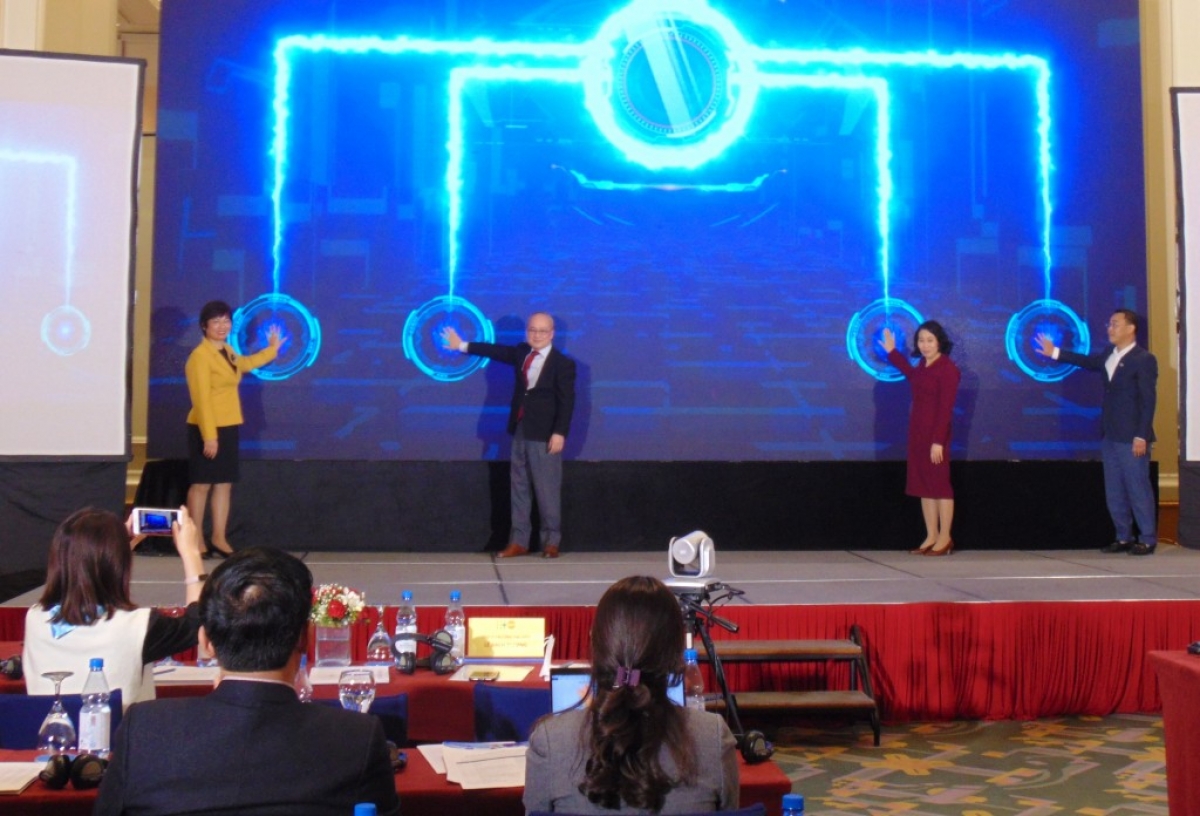 Đại diện các cơ quan bấm nút ra mắt trang thông tin điện tử hệ thống dữ liệu không gian dân số và phát triển