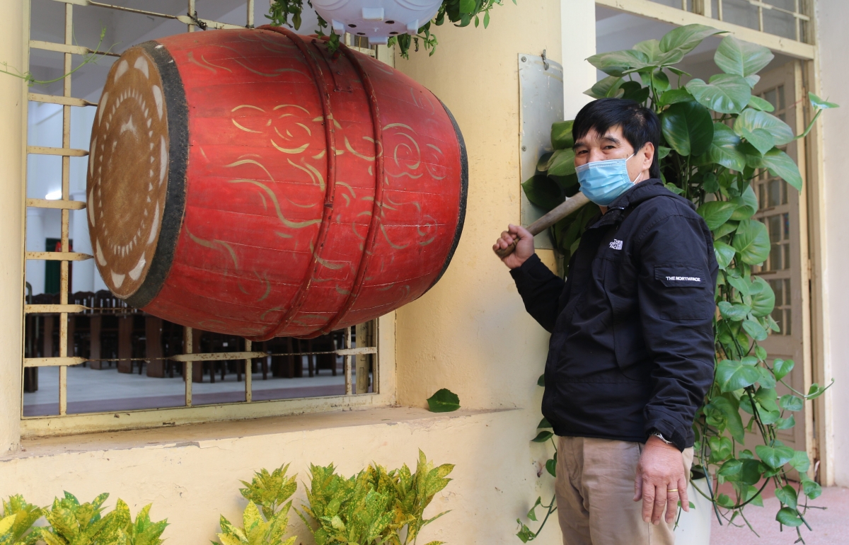 Bác Nguyễn Văn Hợi, bảo vệ Trường THPT Việt Đức phấn khởi vì được đánh trống trường sau thời gian dài nghỉ dịch. Bác cho biết, từ khi dịch COVID-19 bùng phát, ngày nào bác cũng tới trường trực nhưng vắng bóng HS. "Thấy các cháu đến trường vui, khỏe mạnh tôi rất mừng"