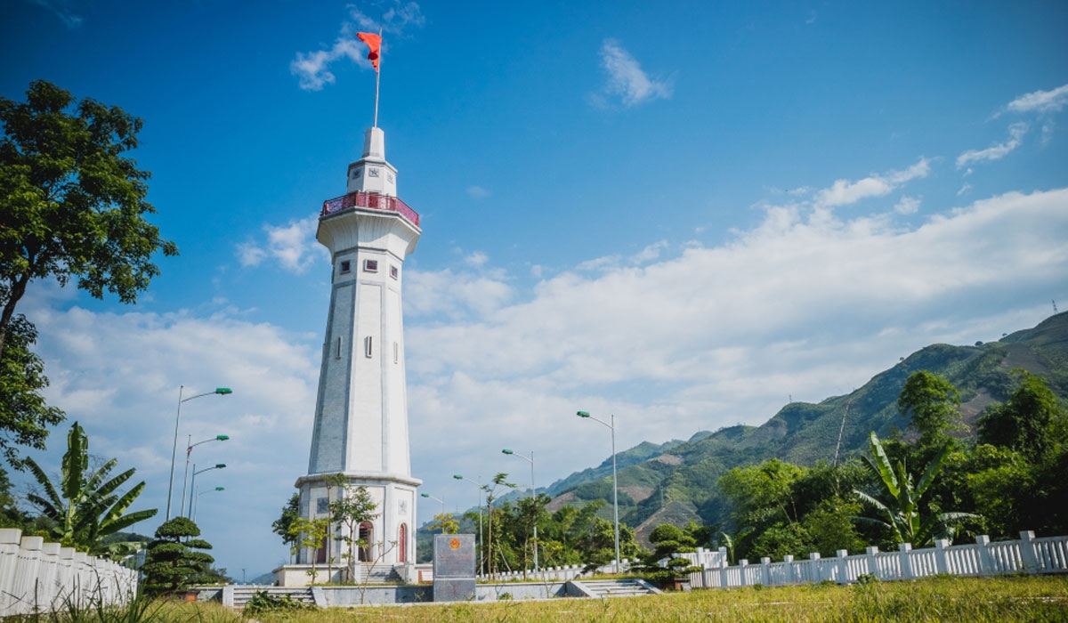 Cột cờ Lũng Pô đứng sừng sững, hiên ngang nơi miền biên viễn