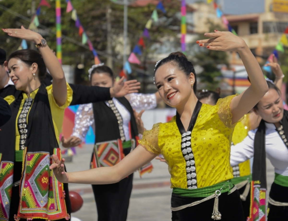 Điệu xoè mơi lảu (xòe mời rượu) thể hiện nét văn hóa trong giao tiếp ứng xử của đồng bào dân tộc Thái. Theo quan niệm của người Thái thì bất cứ ai đến chơi nhà đều được đón tiếp rất trân trọng và hết sức chân tình. Với những động tác mềm mại uyển chuyển, chén rượu mời khách được người thiếu nữ Thái nâng trên đôi tay cùng với chiếc khăn xòe và câu khắp (hát) mời rượu, thể hiện sự trân trọng đối với khách.
