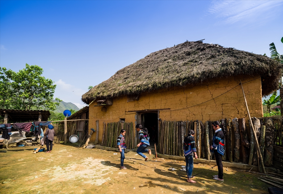 Cuộc sống yên bình dưới những mái nhà trình tường