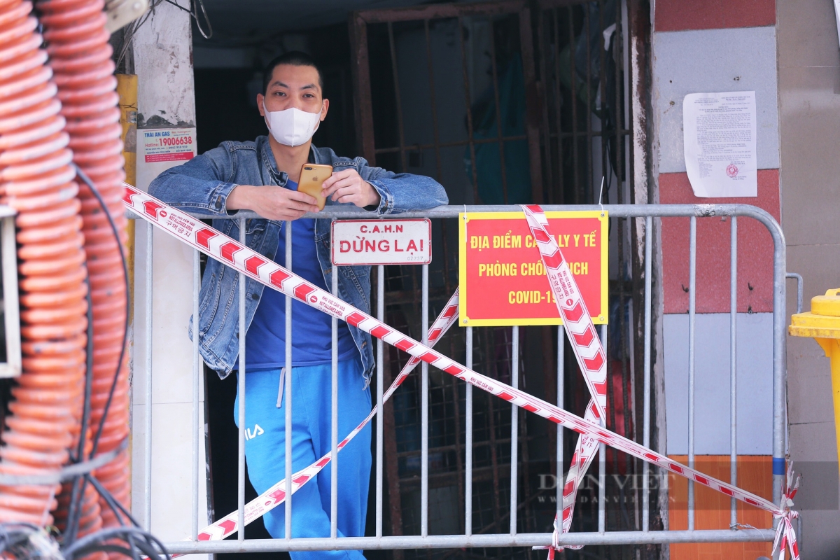 Người dân ở phố Tôn Đức Thắng, quận Đống Đa, Hà Nội trong khu cách ly.