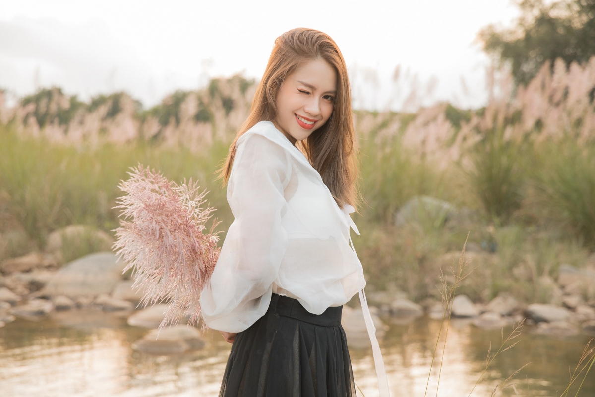 Vượt qua giai đoạn khó khăn, gần đây Ánh Tuyết tích cực quay lại với các hoạt động nghệ thuật. Cô liên tục tung ra những bộ ảnh mới "bắt trend" mạng xã hội, nhằm hâm nóng tên tuổi để gây chú ý với các đạo diễn và nhà sản xuất.