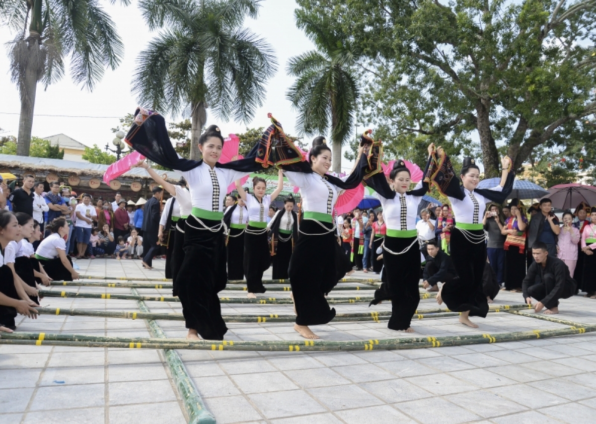 Nghệ thuật Xòe Thái là sinh hoạt văn hóa đặc sắc, biểu trưng cho đời sống tinh thần của đồng bào dân tộc Thái ở nước ta.