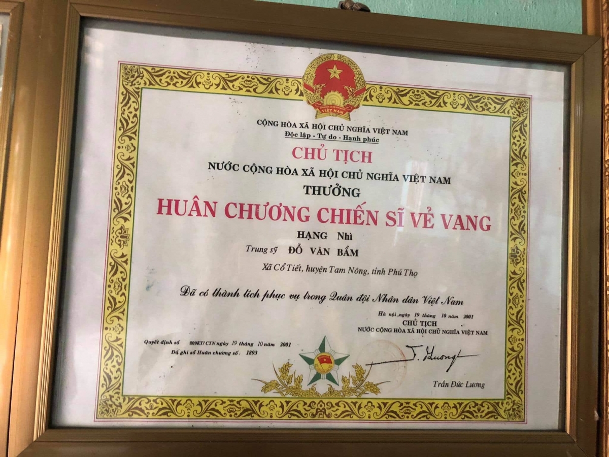 Với những đóng góp và sự hy sinh thương binh Đỗ Văn Bẩm được nhận nhiều phần thưởng cao quý.