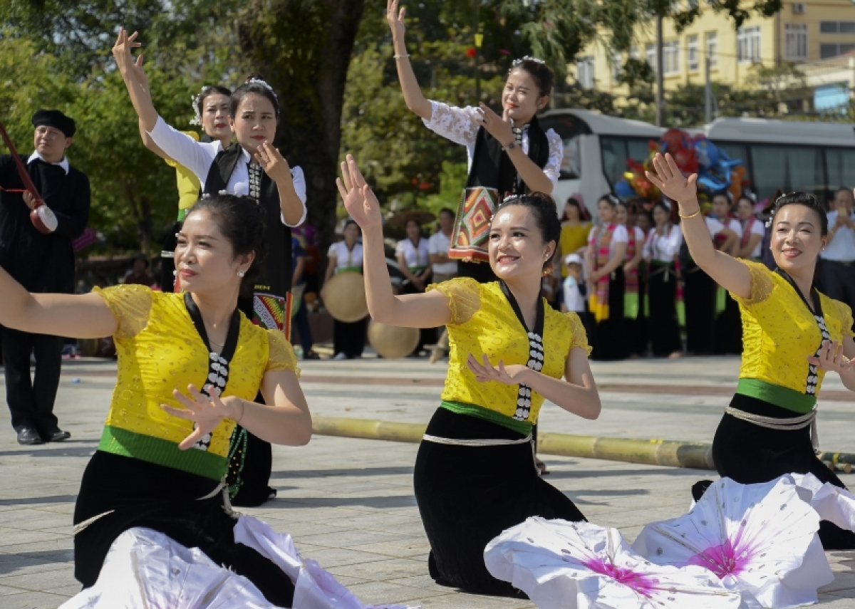 Xòe Thái được trình diễn trong các nghi lễ, đám cưới, lễ hội làng truyền thống và các hoạt động của cộng đồng. Trong ảnh: Điệu Xòe hái hoa (pít bó), cầu cho mưa thuận, gió  hòa, mùa màng bội thu, cây cối tốt tươi, mọi người ai cũng có sức khỏe, được ấm no, hạnh phúc.