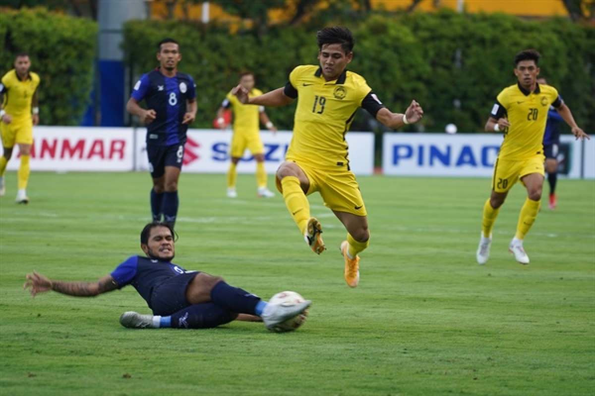 Malaysia (áo vàng) có chiến thắng dễ dàng trước Lào với tỷ số 4-0