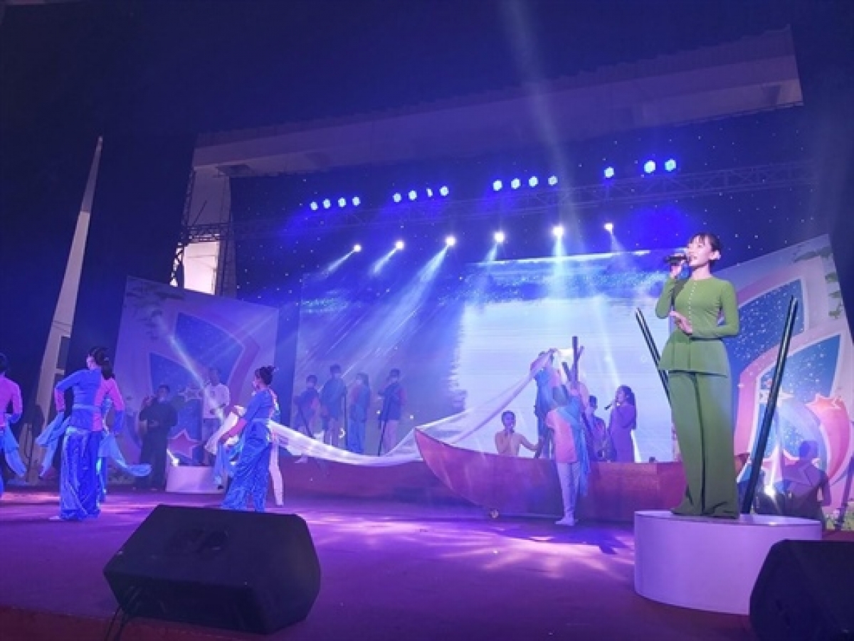 Tiết mục đơn ca "Sông nước Tây Ninh - Về thăm Tây Ninh quê em" của Trung tâm VHNT Tây Ninh