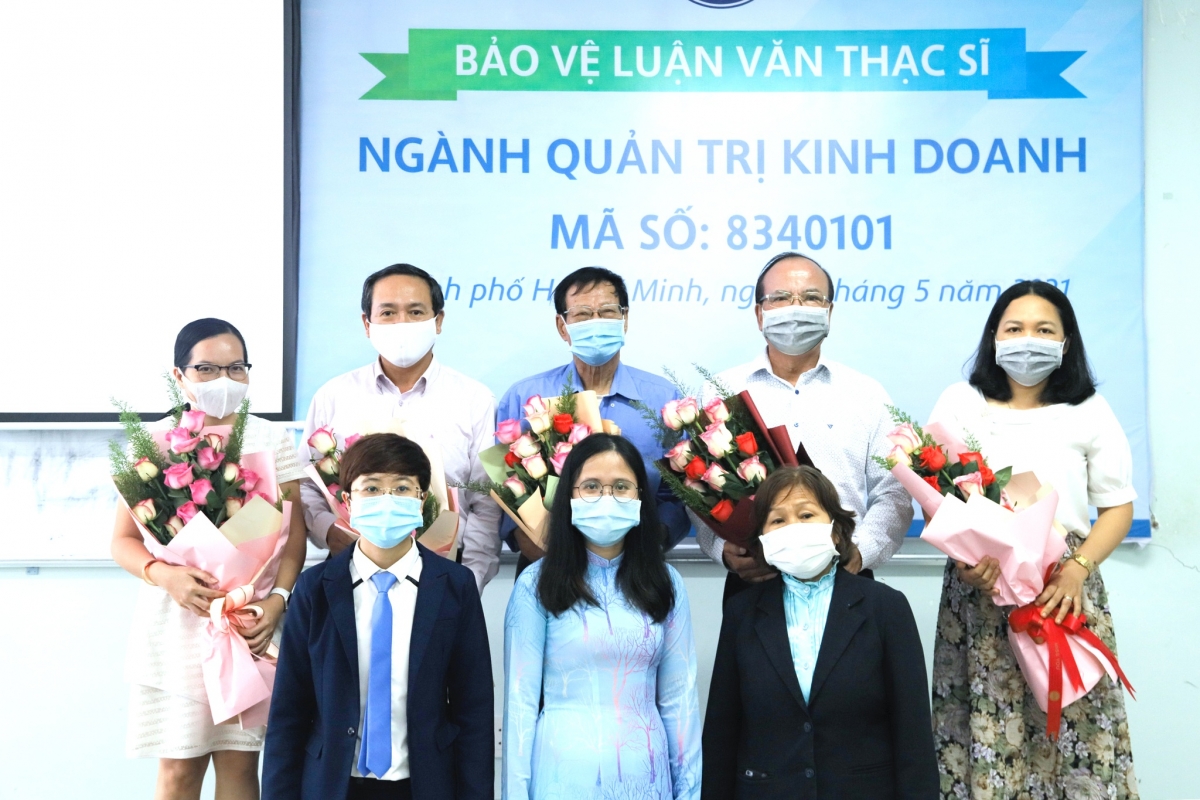 Bà Phạm Kim Hoàng (dưới cùng bên phải) trong ngày bảo vệ luận văn thạc sĩ