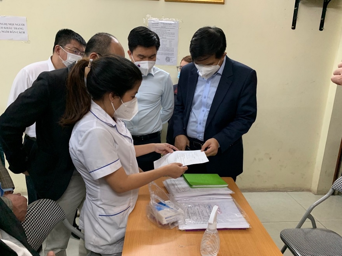 Dược sĩ Phạm Thị Hồng Ngọc báo cáo về đơn thuốc người bệnh và Quy trình cấp phát thuốc