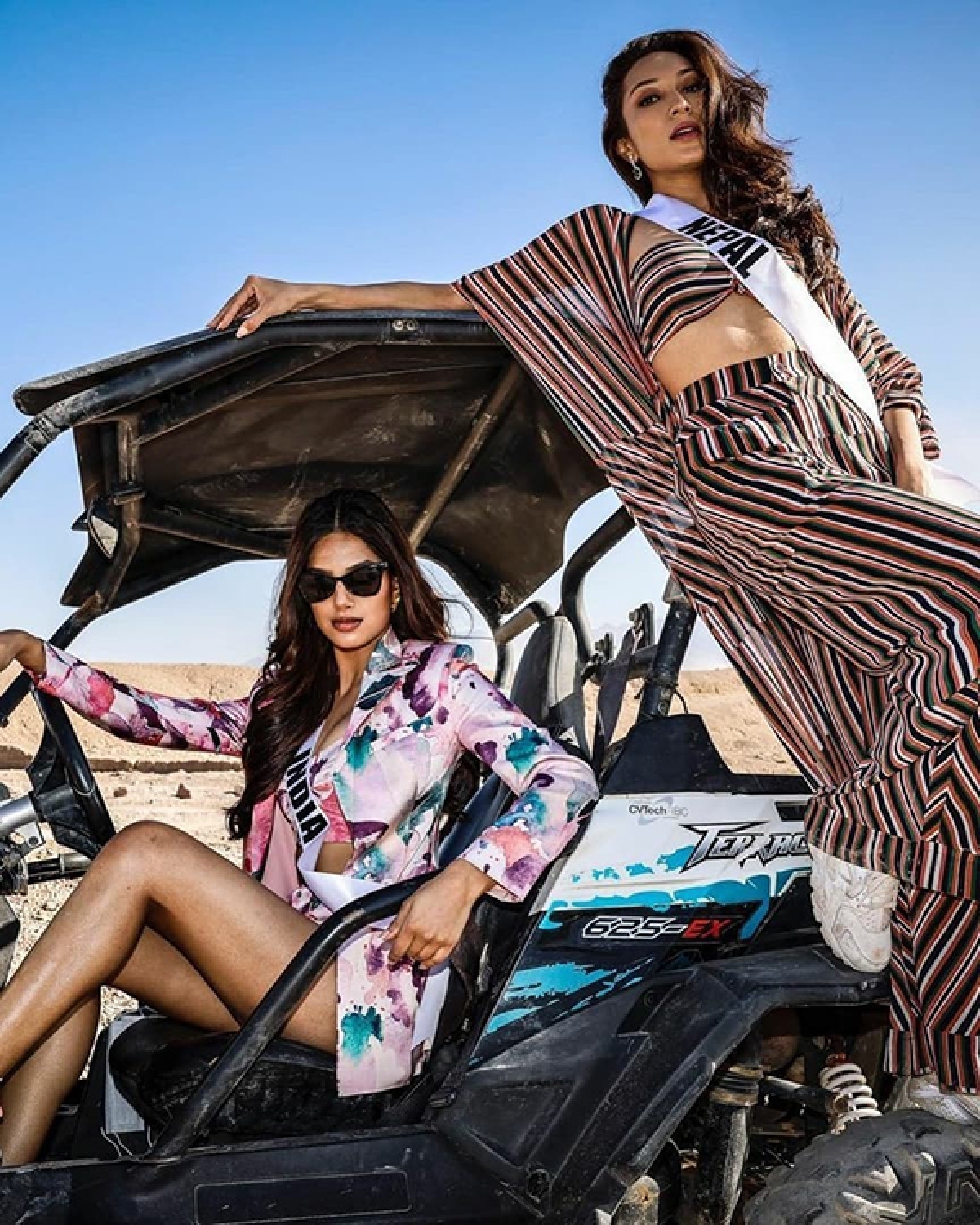 Harnaaz Kaur Sandhu và thí sinh thí sinh Nepal trong một buổi chụp hình tại Miss Universe 2021.